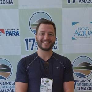 Foto do instrutor Luciano que é um homem branco com barba