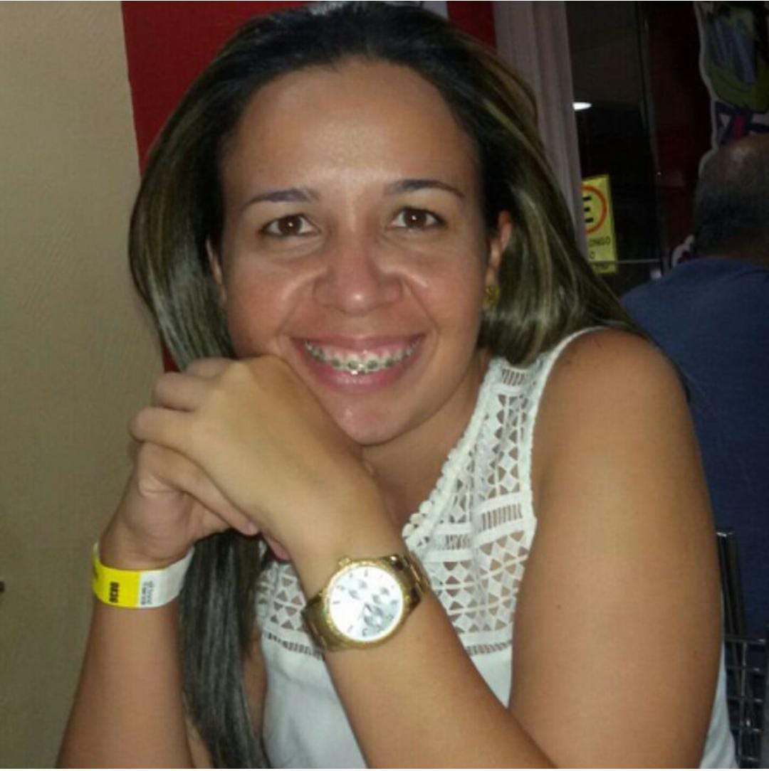 Foto da instrutora Verena que é uma mulher parda de cabelos escuros